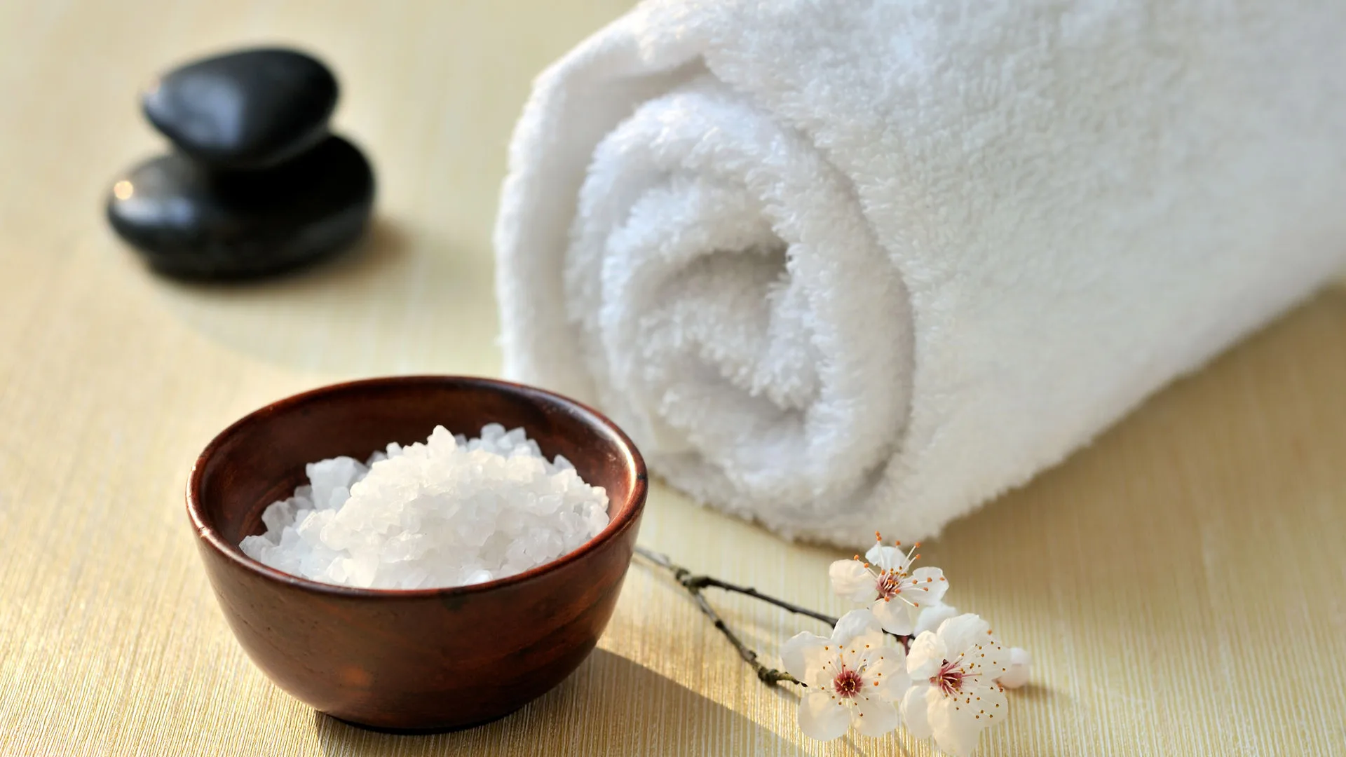 Ambiance zen : galets, serviette et sel de bain