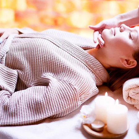 Massage Habillé allongé sur table